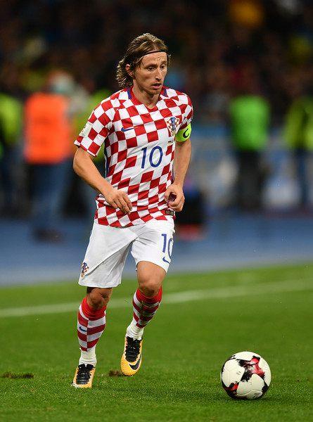 澎湃预测国足首发：后腰王上源、前腰韦世豪，塞尔吉尼奥替补